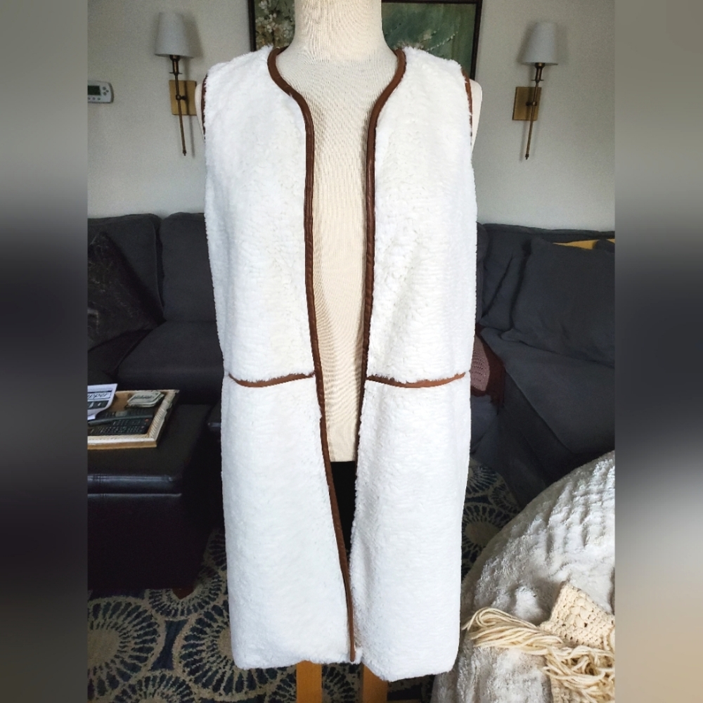 Fur/Faux leather brown trim Vest. Size Large.